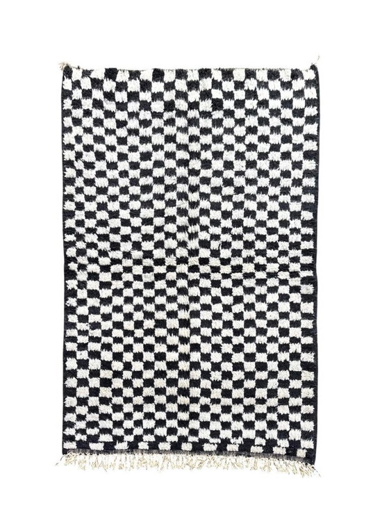 Image 1 of Alfombra bereber marroquí de 150x270 cm – Alfombra de lana a cuadros blancos y negros