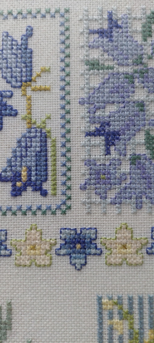 Cuadro de flor de campana bordada