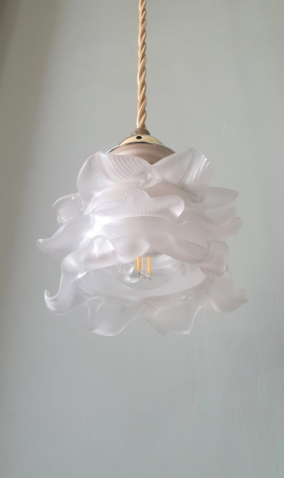 Image 1 of Antike Glas-Hängelampe. Tulpen- oder Rosenlampe aus mattiertem Glas.