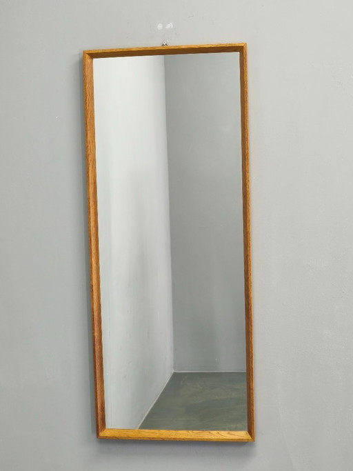 Espejo de pared danés de roble de mediados de siglo, década de 1960.