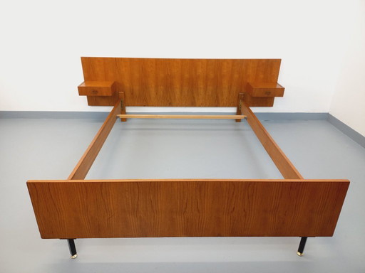 Vintage modernistisch tweepersoonsbed uit de jaren 60, gemaakt van teakhout en zwart metaal, met geïntegreerde nachtkastjes.