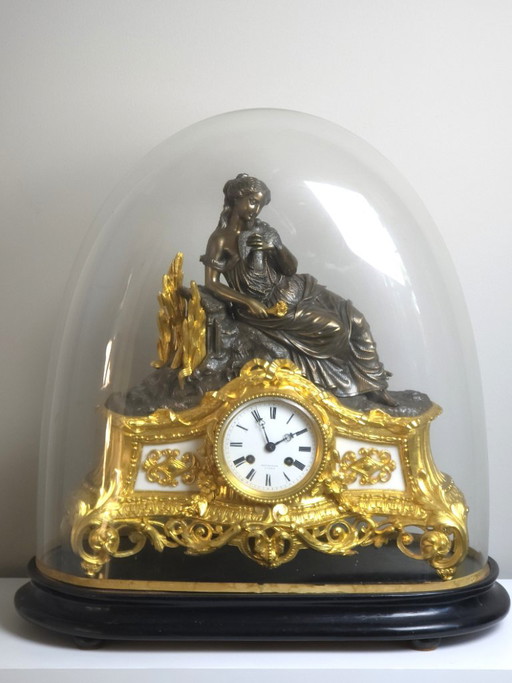 Museale Franse Vuurvergulde Pendule onder Stolp – Louis Hottot (ca. 1850)