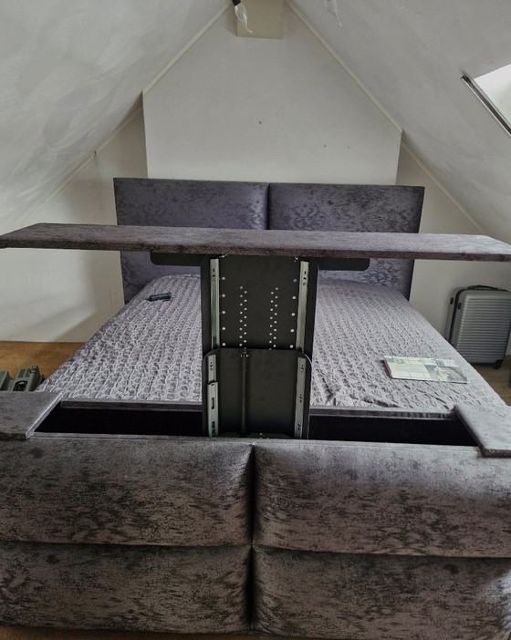 Hotel chique boxspring 180x200 met hoofdbord en tv-lift – Tweepersoonsbedden, Polyester (photo 3 of 5)