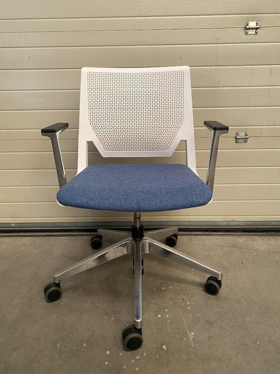 Image 1 of Sedia da ufficio Haworth Very, progettata da Nicolai Czumaj-Bront e Michael Welsh.