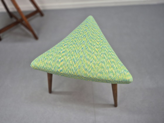 Image 1 of Tabouret triangulaire vintage avec revêtement en tissu neuf, de style danois.