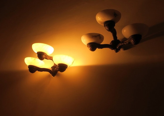 Image 1 of Paar antieke bronzen en albasten wandlampen met drie armen, 1910