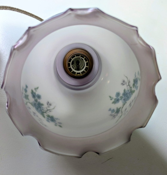 Image 1 of Lampada a sospensione in vetro opalino bianco e viola con motivo floreale