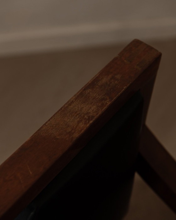 Image 1 of Poltrona vintage in legno e similpelle skai nera, stile scandinavo