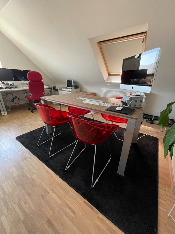 Image 1 of Vergadertafel met 4 rode design kuipstoelen – complete set