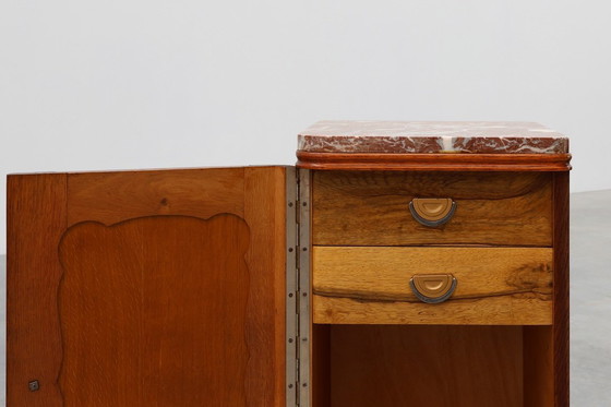 Image 1 of Paar Art Deco nachtkastjes van eikenhout met marmeren blad, Frankrijk ca. 1925