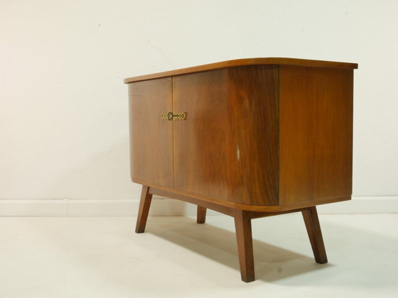 Image 1 of Credenza vintage anni '60, stile moderno di metà secolo, impiallacciatura di noce, cassettiera con chiave, Germania.