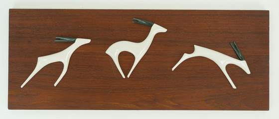 Teak-Wandpaneel im Mid-Century-Modern-Stil mit Porzellan-Antilopen von Sgrafo, modernes Design der 1960er (photo 8 of 9)