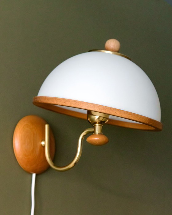 Image 1 of Applique murale vintage Steinhauer en forme de champignon classique, avec détails en bois et abat-jour en plastique blanc.