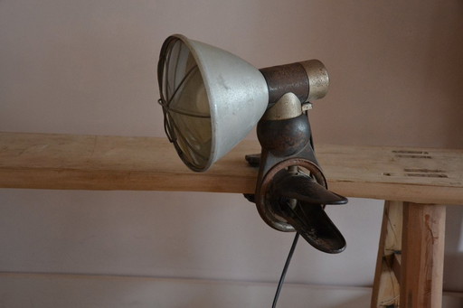1930s vintage work lamp by the brand Josef Krös Frankfurt DRP Bauhaus. Clamp lamp - industrial lamp
