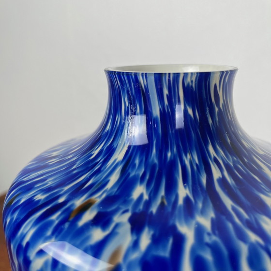 Image 1 of Vase en verre soufflé à effet moucheté bleu cobalt et blanc