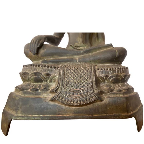 Gran estatua de Buda sentado en bronce – Tailandia, ca. 1500–1650 (Lote 161) – Esculturas, Bronze, Gold (photo 11 of 24)
