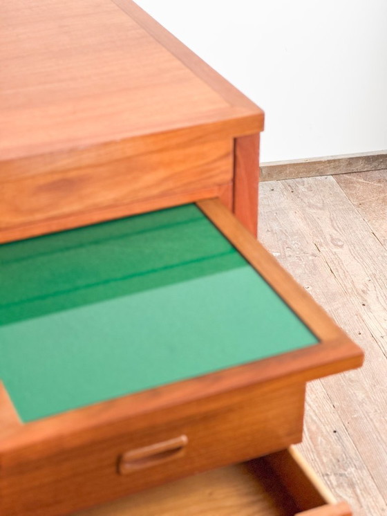 Image 1 of Scrivania direzionale in teak di metà secolo con intarsi in pelle