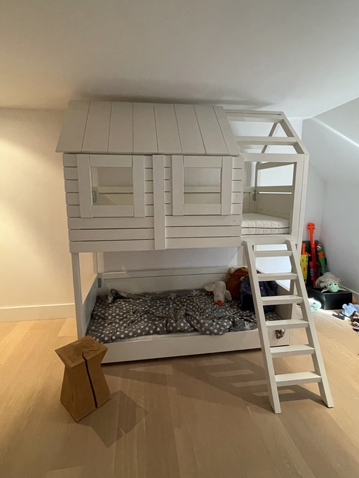 Letto a forma di casa sull'albero