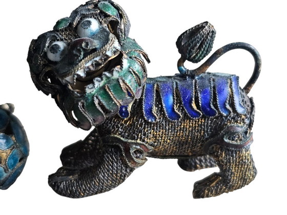 Image 1 of Foo (Fu) dogs -  Filigraan - Emaillen -  cloisonné - miniatuur -  zilver - verguld  ~ 3 stuks - Chinese sieraden ~ 20e eeuw