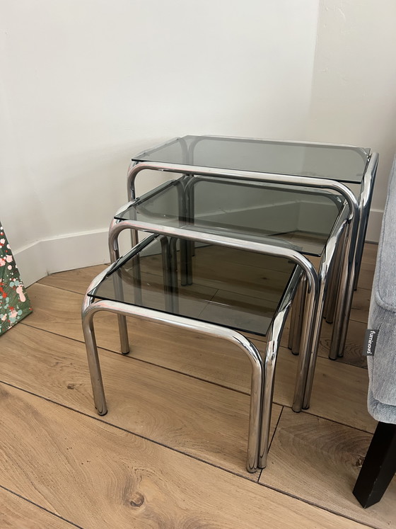 Image 1 of Ensemble de tables vintage milieu du siècle, structure en acier inoxydable et verre foncé