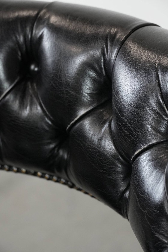 Image 1 of Zwarte, tijdloze, chesterfield bureaustoel gemaakt van rundleer en hout op wieltjes