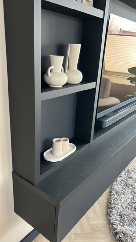 Image 1 of AREA77 Interior Eastwood Cinewall – 240 cm – Matt Schwarz mit Eichendekor –