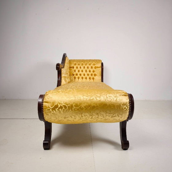 Elegante chaise longue francesa del siglo XIX de nogal macizo con tapicería de damasco dorado. Presenta un (photo 8 of 8)
