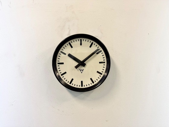 Image 1 of Industriële bakelieten fabriekswandklok van Pragotron, jaren 60