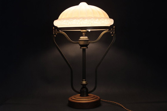 Image 1 of Lampe de table en laiton restaurée des années 1930 avec base en bois et abat-jour en verre