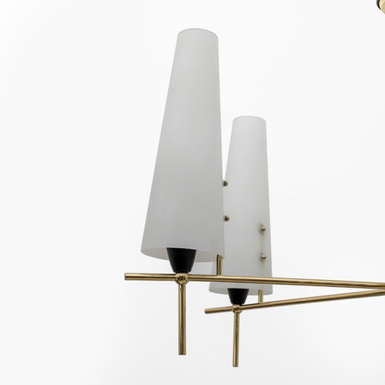 Image 1 of Stilnovo stijl, mid-century modern Italiaanse kroonluchter van messing en opaalglas uit de jaren 60.