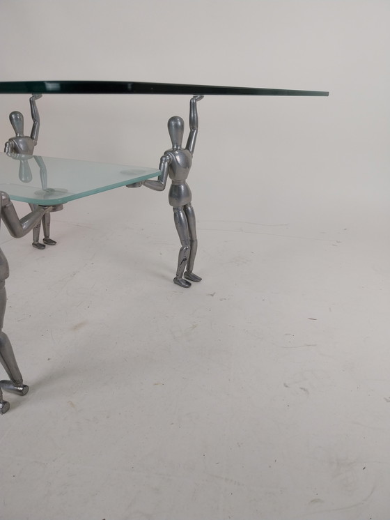 Image 1 of 1 x Tavolino in vetro trasportato da 4 bambole in alluminio anni '80