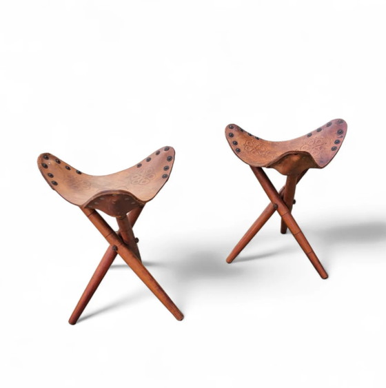 2 x Bijpassende Vintage Bewerkt Lederen Driepoot Stoel / Campingstoel – Klapstoelen (photo 16 of 17)