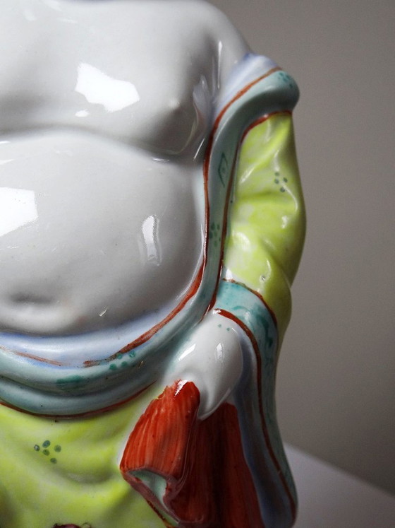 Image 1 of Estatuilla de Buda sonriente de pie, realizada en porcelana china de la familia rosa, 1960-70.