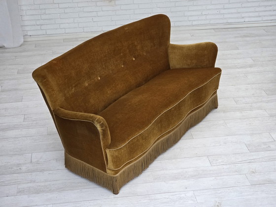 Image 1 of Canapé danois 3 places des années 1960, velours d'ameublement jaune miel, bois de hêtre