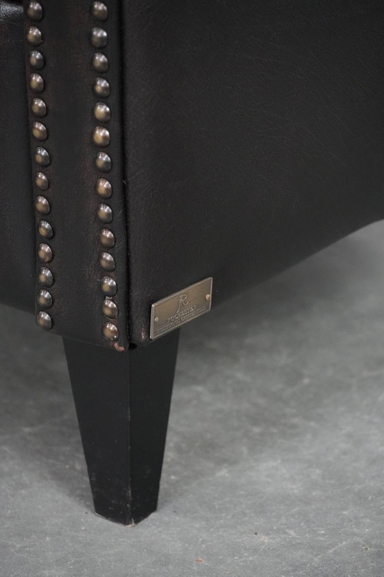 Image 1 of Donkere luxe rundleren Chesterfield clubfauteuil in Engelse stijl, afgewerkt met siernagels