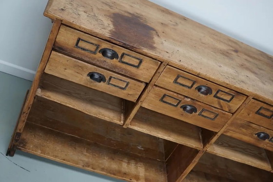 Image 1 of Mobiletto rustico da farmacia tedesco d'epoca / bancone da negozio in pino, anni '30