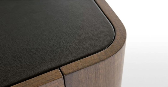 Image 1 of Der Schreibtisch Zeke wurde von Simon Pengelly entworfen.