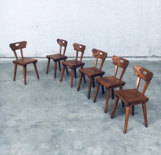 Image 1 of Handgefertigtes Esszimmerstuhl-Set aus rustikaler Eiche im Stil der Volkskunst, Frankreich, 1940er Jahre