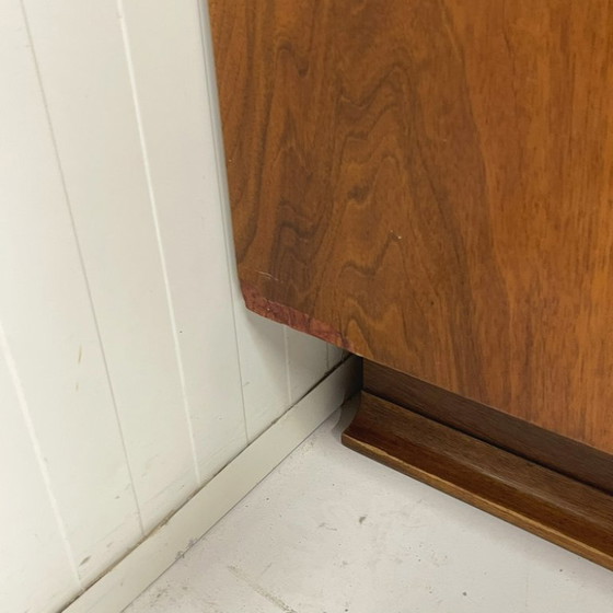 Image 1 of Elegante armadio vintage di metà secolo a 4 ante con appendiabiti e gambe