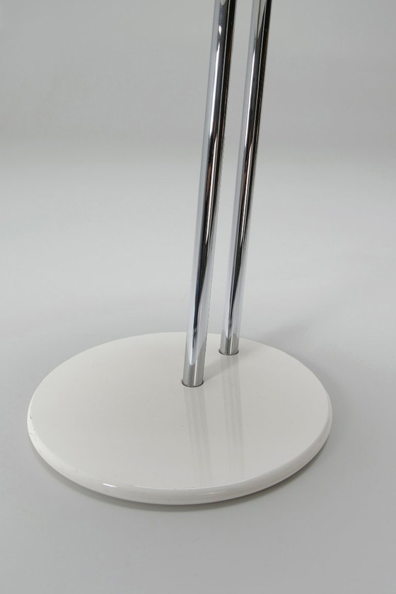 Image 1 of Un conjunto de mesas auxiliares