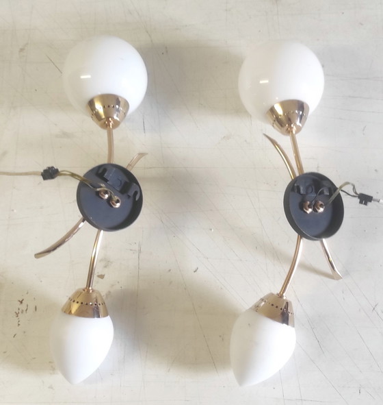 Image 1 of Appliques modernistes en laiton cuivré et globe opaline - années 50/60