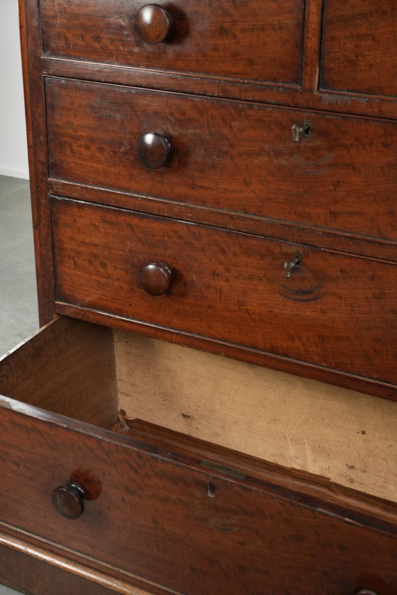 Image 1 of Statige antieke mahoniehouten Engelse ladekast uit de 19e eeuw met 5 lades en mooie warme donkere kleuren