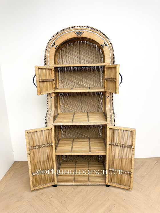 Image 1 of Bibliothèque-armoire vintage bohème en rotin et osier, à arc.