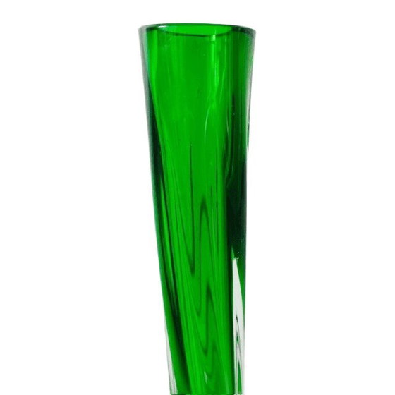 Image 1 of Vase vintage en verre vert torsadé, style milieu du siècle, années 1950