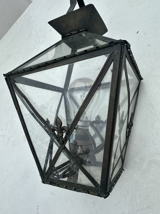 Antieke Franse koperen lantaarn met fleur de lis ornamented