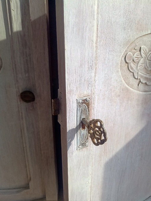 Aparador antiguo con cristal emplomado y espejo