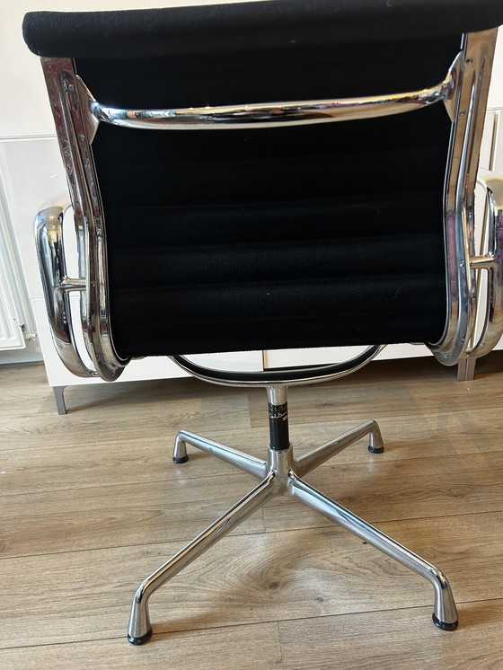 Image 1 of Vitra Eames 108 Hopzak Dry Stoelen. Der Preis ist pro Stück
