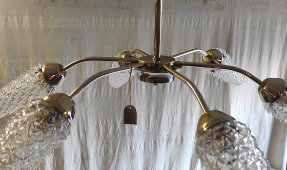 Image 1 of Lampadario a sei luci in metallo placcato oro con paralumi a tulipano in vetro - anni '50/'60