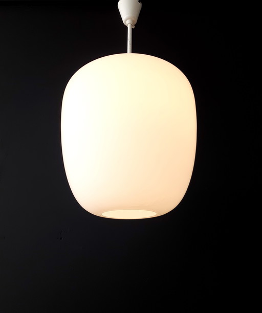 Vintage hanglamp wit matglas met wit metalen armatuur, mcm lamp, glazen schoollamp