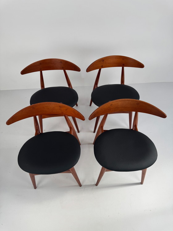 Image 1 of Set van 4 CH33 eetkamerstoelen, Hans J. Wegner, Denemarken, jaren 1950